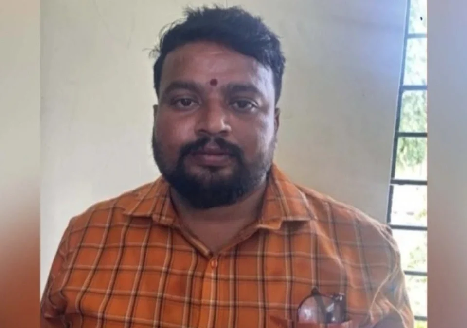 lachkhor hescom adhikari lokayuktanchya jalyat