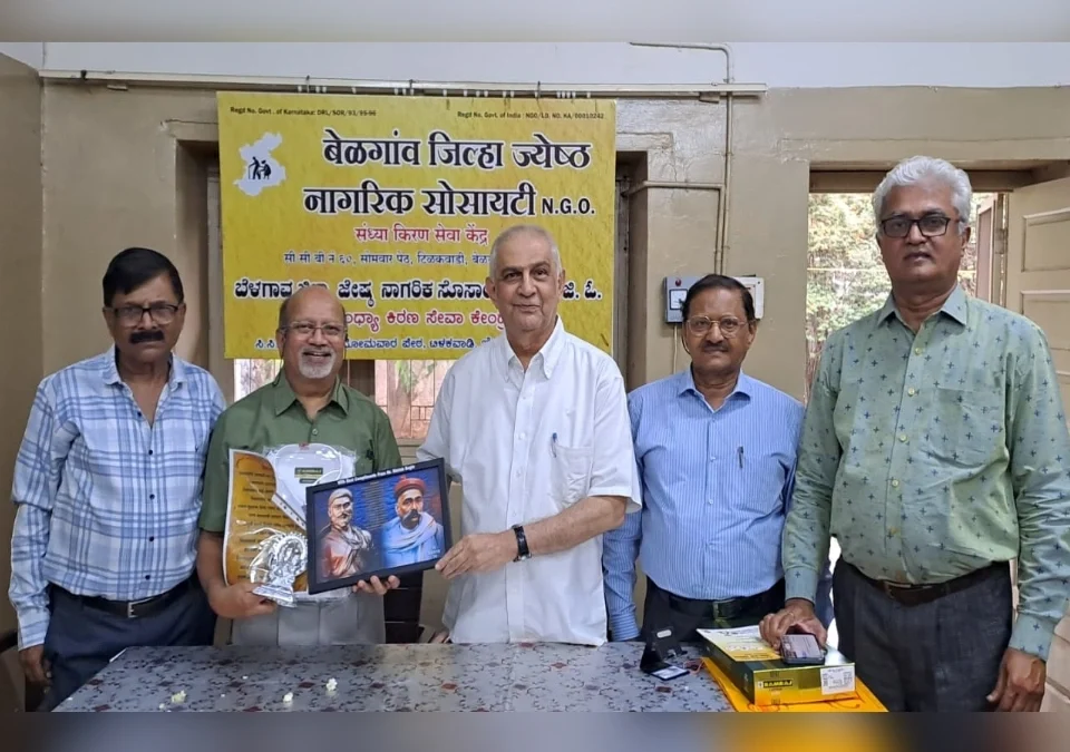manoranjanutun prabodhan karanari vyangchitrakala hich sarvat utkrant kala