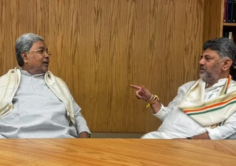 rajyapalanni mukhyamantri siddaramaiahyanchaa rajinama swikarla