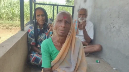 sampattichya havyasapoti potchya poranech aaiela gharabaher kadhle