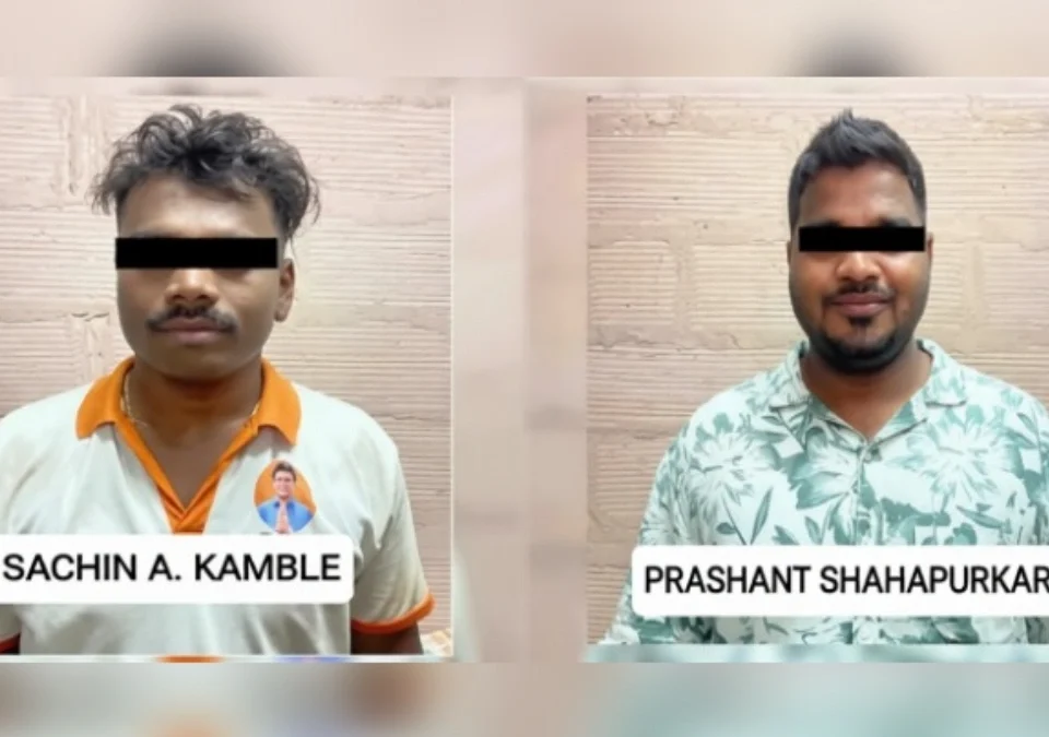 sarvajanik thikani madyapan kelyaprakarni doghaviruddha gramin polisant gunha dakhal