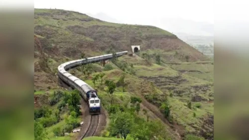 sawantwadi-chandgad-belgaav pralambit railway margache kam tatadine suru kara
