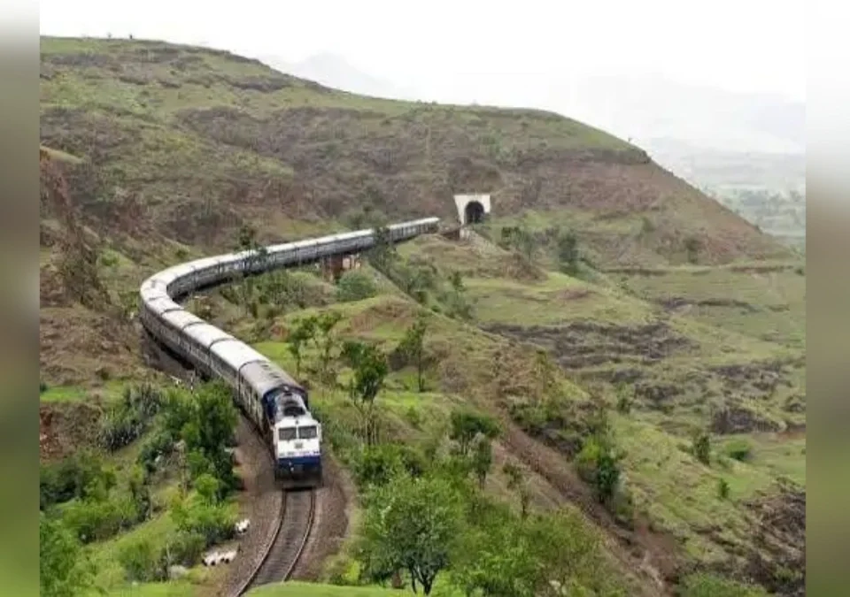 sawantwadi-chandgad-belgaav pralambit railway margache kam tatadine suru kara