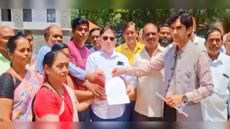 server samasyavirodhat ration dukanadaranchaa jilhadhikari karyalayavar morcha