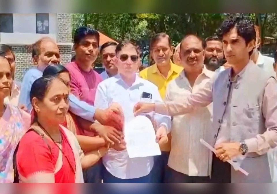 server samasyavirodhat ration dukanadaranchaa jilhadhikari karyalayavar morcha