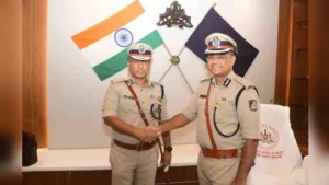 varishtha police adhikari sandeep patil yanni swikarla padbhar