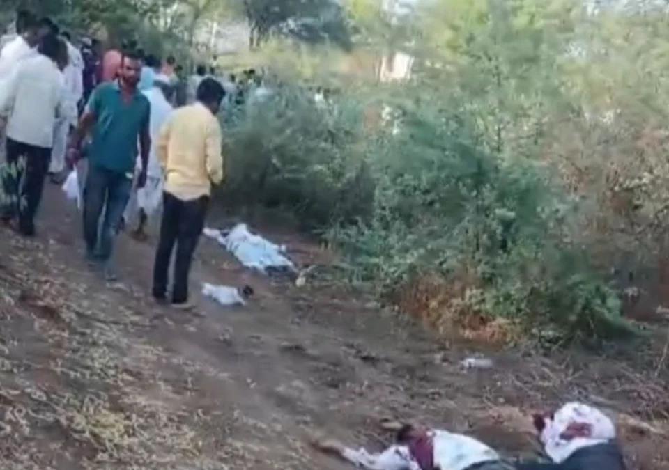 vijaypur talukyat jaminichya vadatun saha jananchi golya zhadun hatya