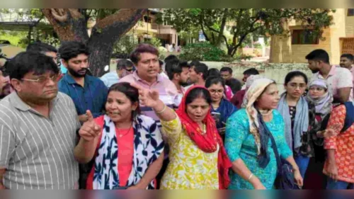 adityaraj companychya karmacharyankadun patrakaranna adavnyacha prayatna