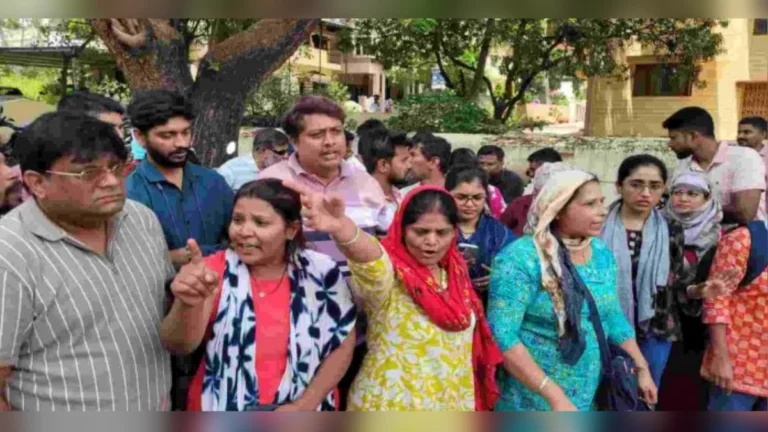 adityaraj companychya karmacharyankadun patrakaranna adavnyacha prayatna