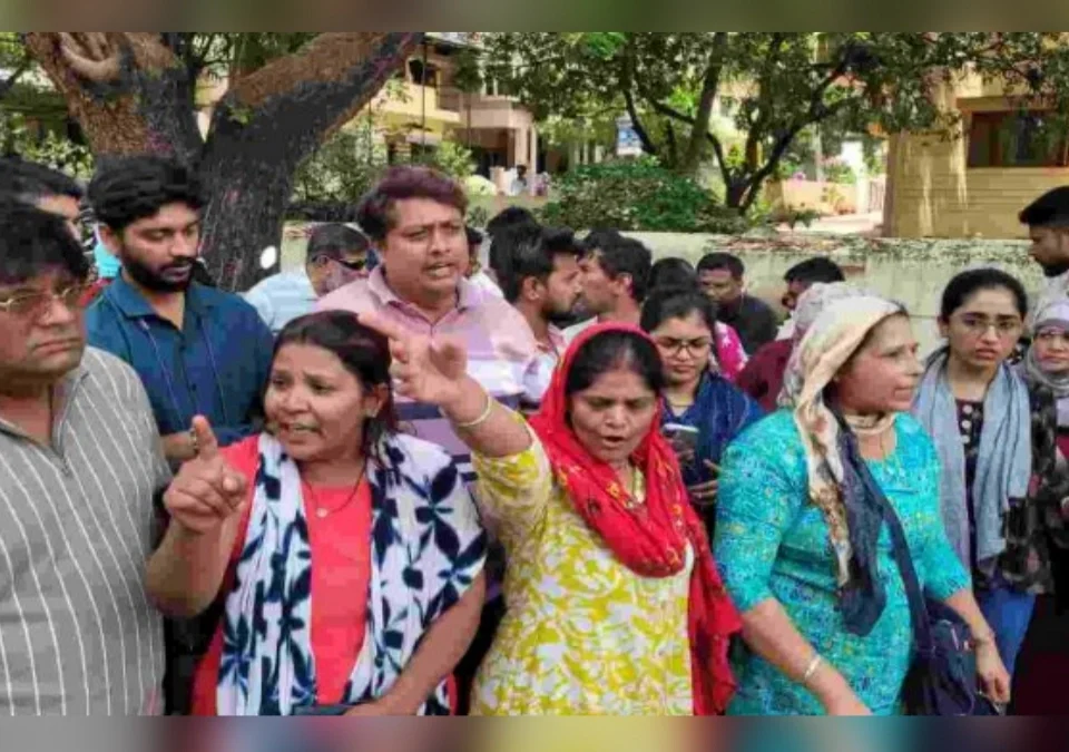 adityaraj companychya karmacharyankadun patrakaranna adavnyacha prayatna