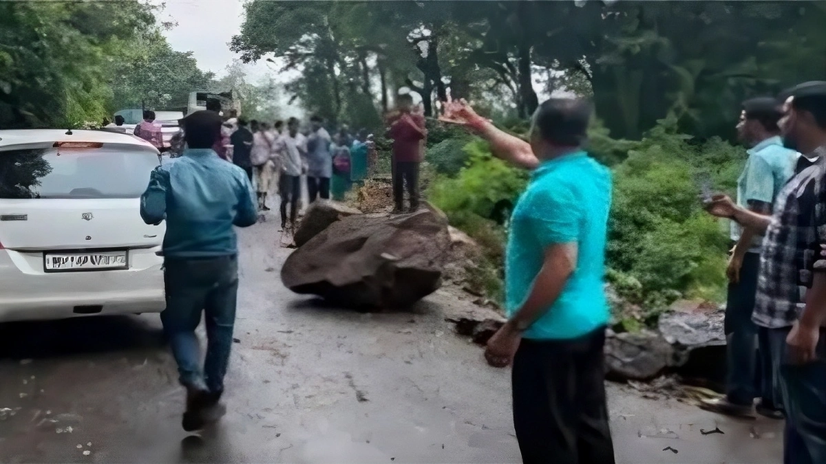 amboli ghatat kadyavarun don bhalemothe dagad kosalale