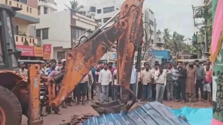 angolmadhe mahapalikechi atikramananvar karvai