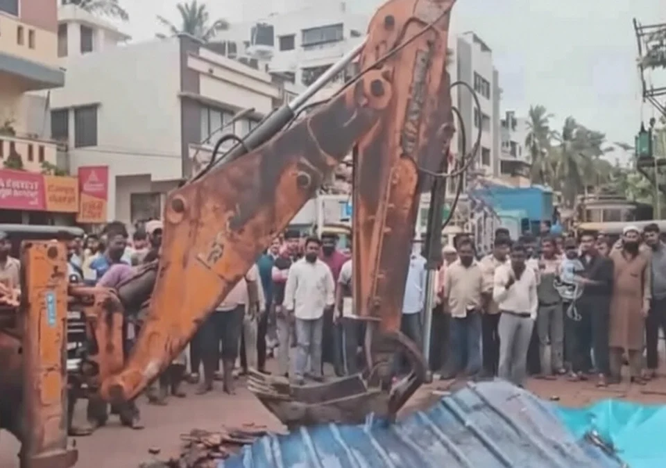 angolmadhe mahapalikechi atikramananvar karvai