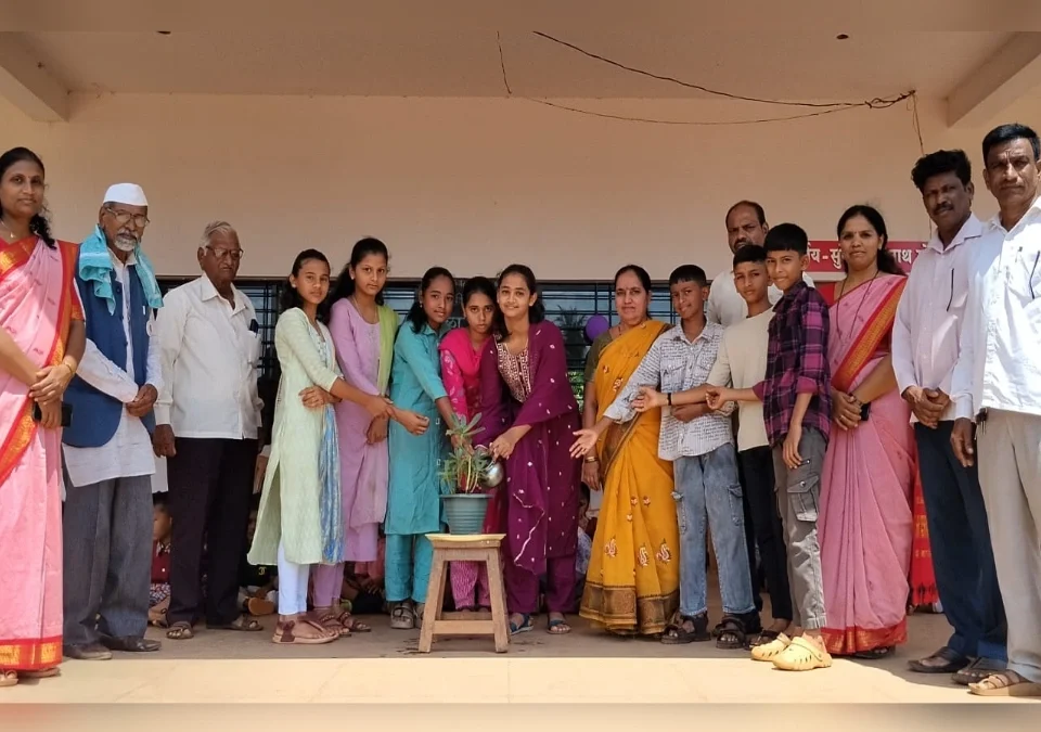 balveer vidyaniketanmadhe vidyarthyache jangi swagat