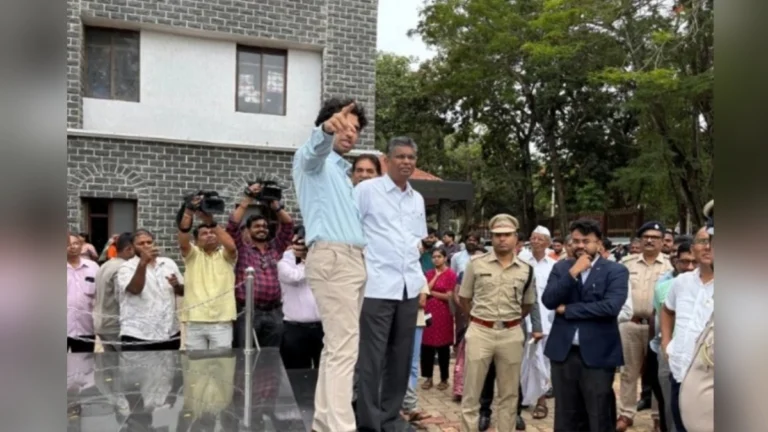 belgaav jilhadhikari karyalayachya vikaskamanchi mantri satish jarkiholinkadun pahani