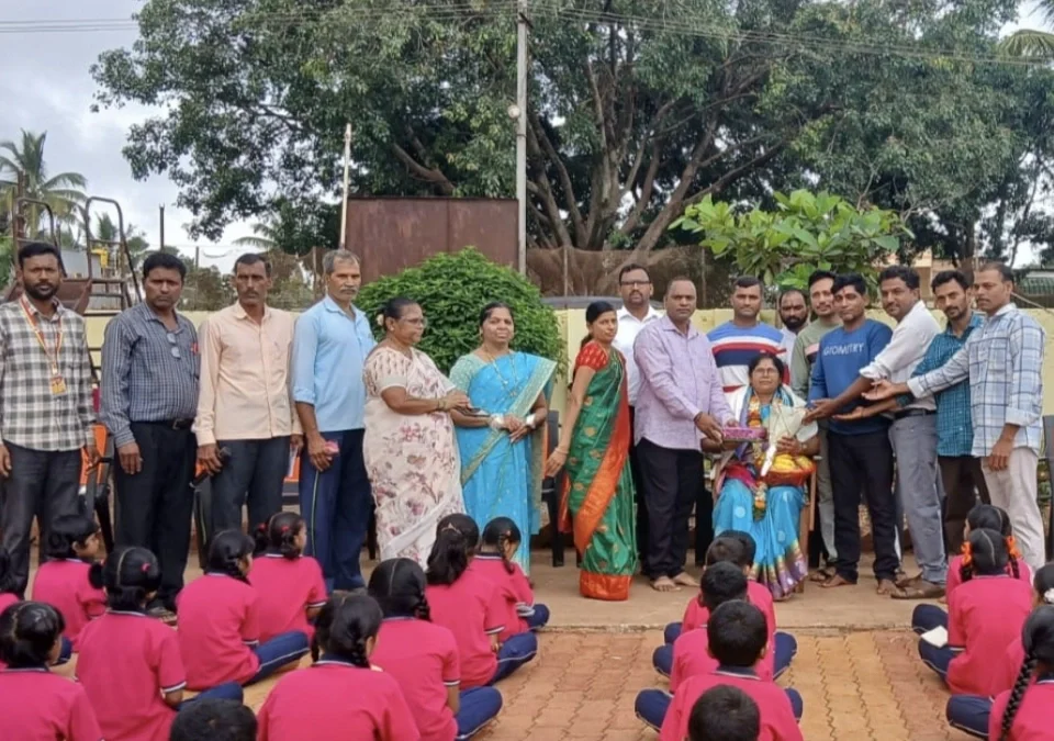 belvatti prathamik shalechya mukhyadhyapika shrimati a.r.nandihalli yancha sanman