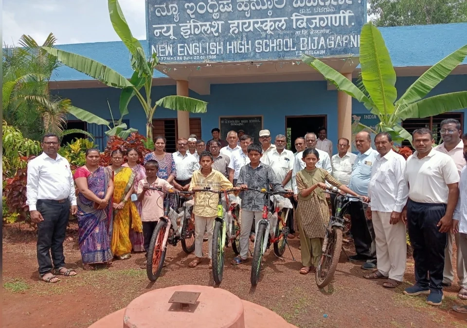 bijgarni highschoolmadhil hotkaru garju vidyarthyanna cycles vitaran