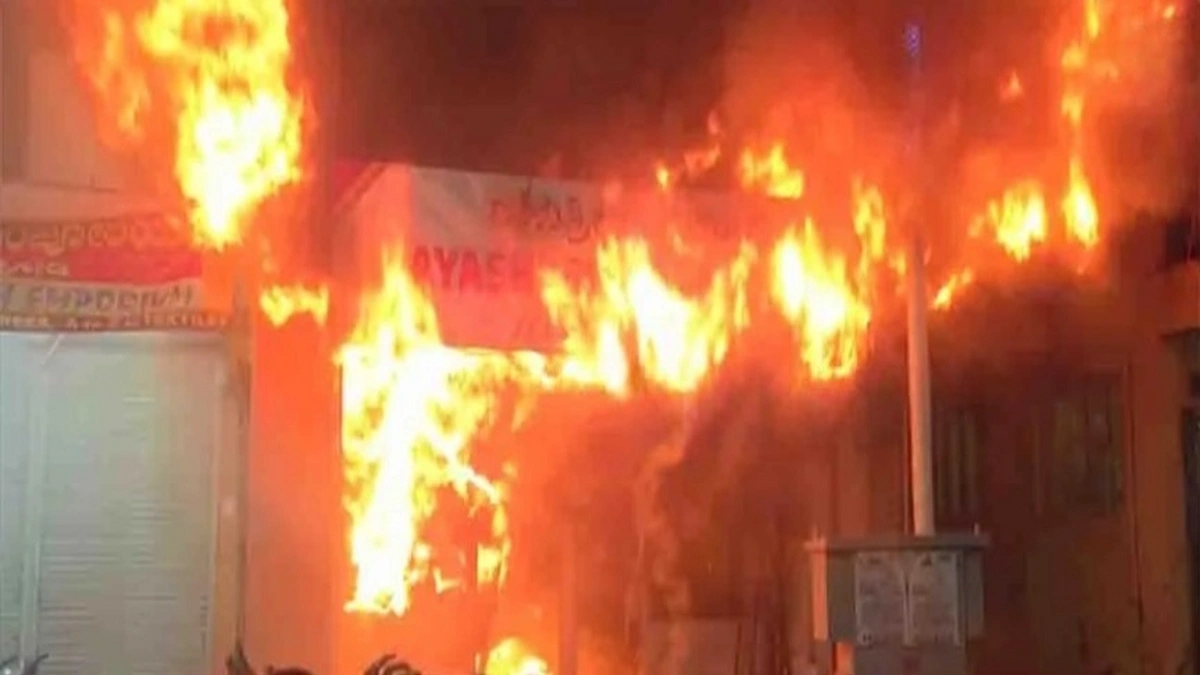 chikkoditil kapadyanchya dukanala aag