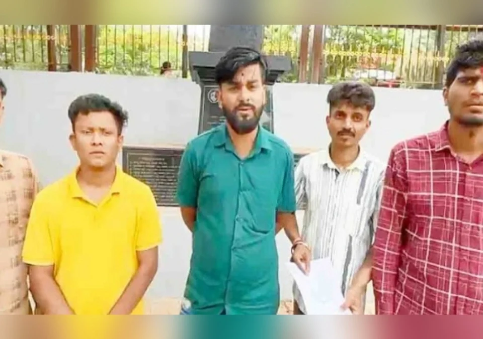 go rakshakanchya sutkechya magnyasathi jilhadhikari karyalayavar nidarshane