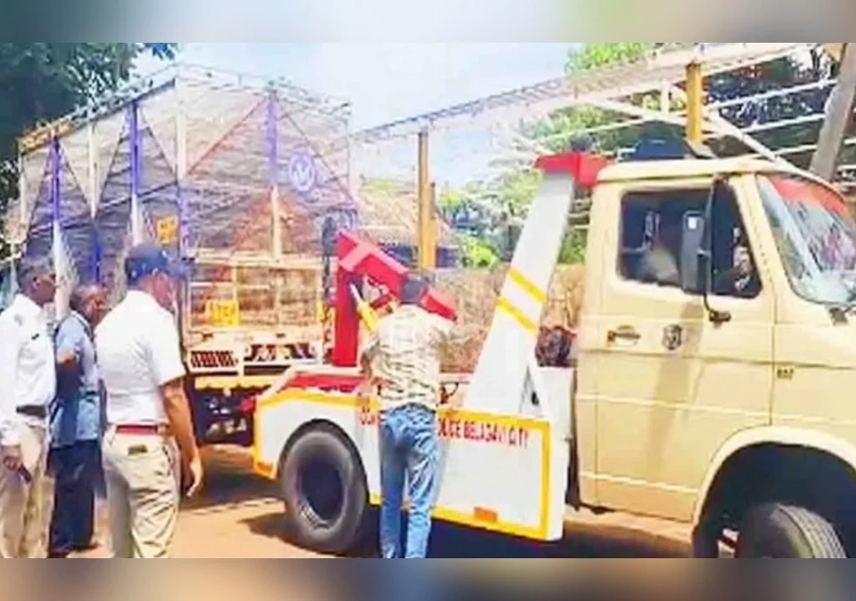 jilhadhikari karyalay parisarat no parkingmadhil vahananvar karvai