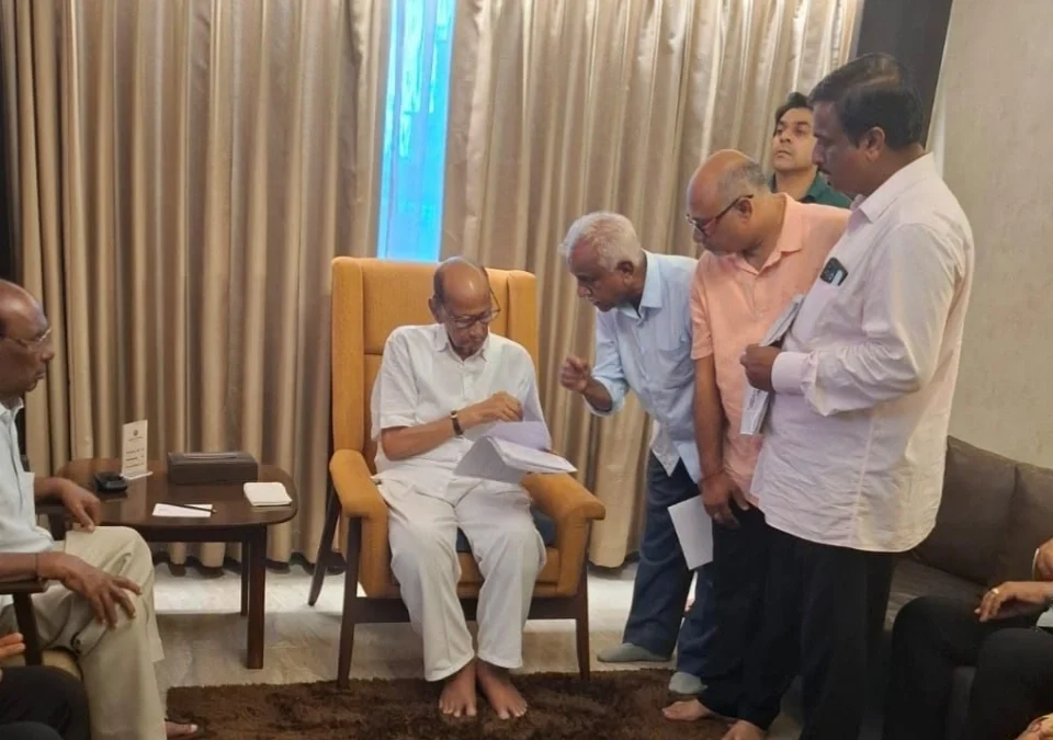jyeshtha nete sharad pawar yanchyashi seemaprashni madhyavarti maharashtra ekikaran samityachya shishtmandalachi charcha