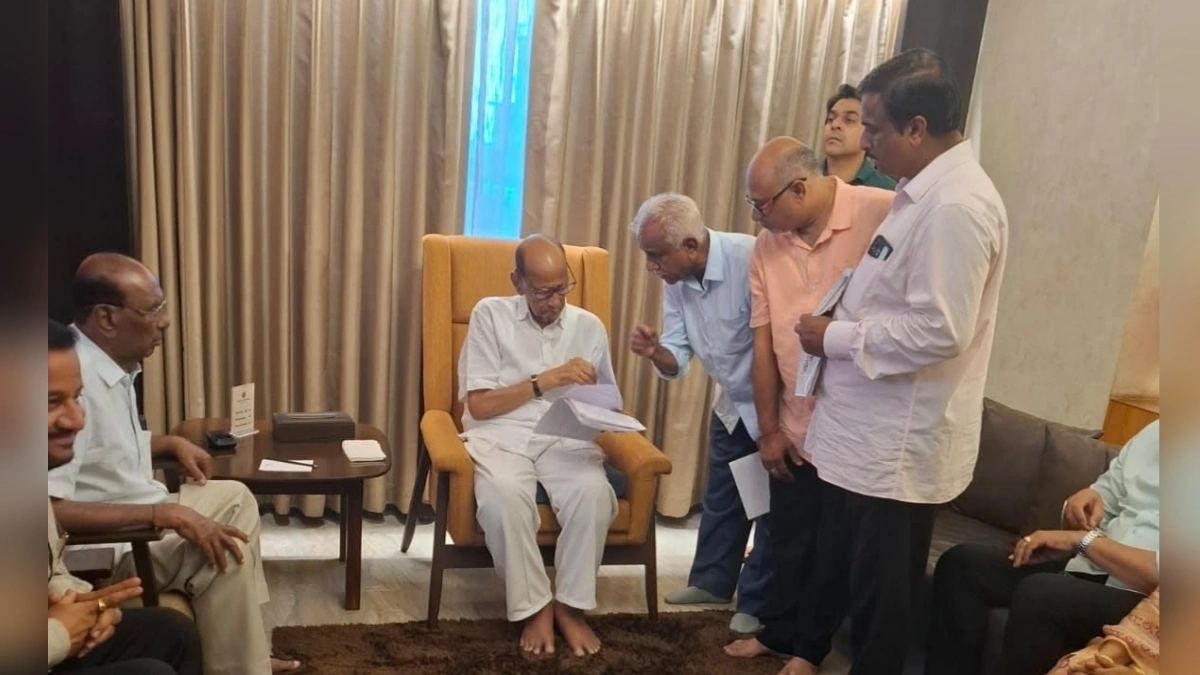jyeshtha nete sharad pawar yanchyashi seemaprashni madhyavarti maharashtra ekikaran samityachya shishtmandalachi charcha