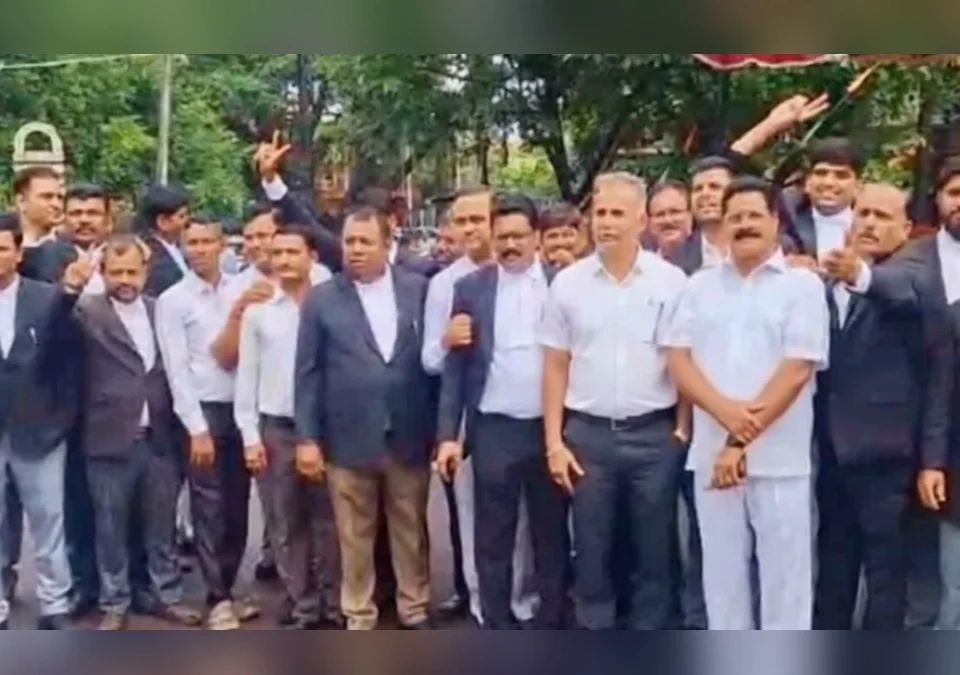 karnataka rajya bar council nivadnukit adv. i. m. patil yancha shandar vijay