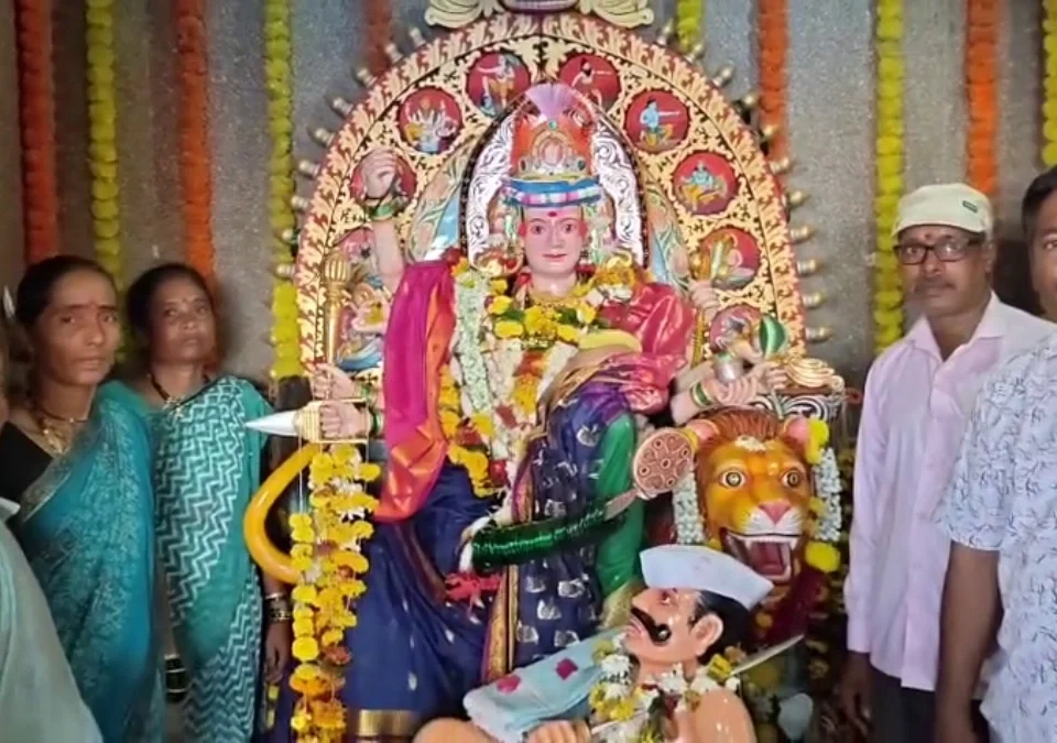 kudremanitil lohar bandhunkadun shri mahalakshmi devila sonyache ganthan arpan