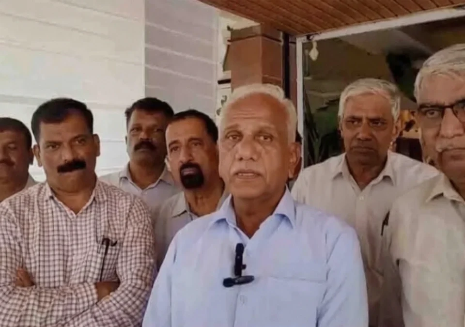 mahamorcha radd ; maharashtra ekikaran samiti denar jilhadhikaryanna nivedan