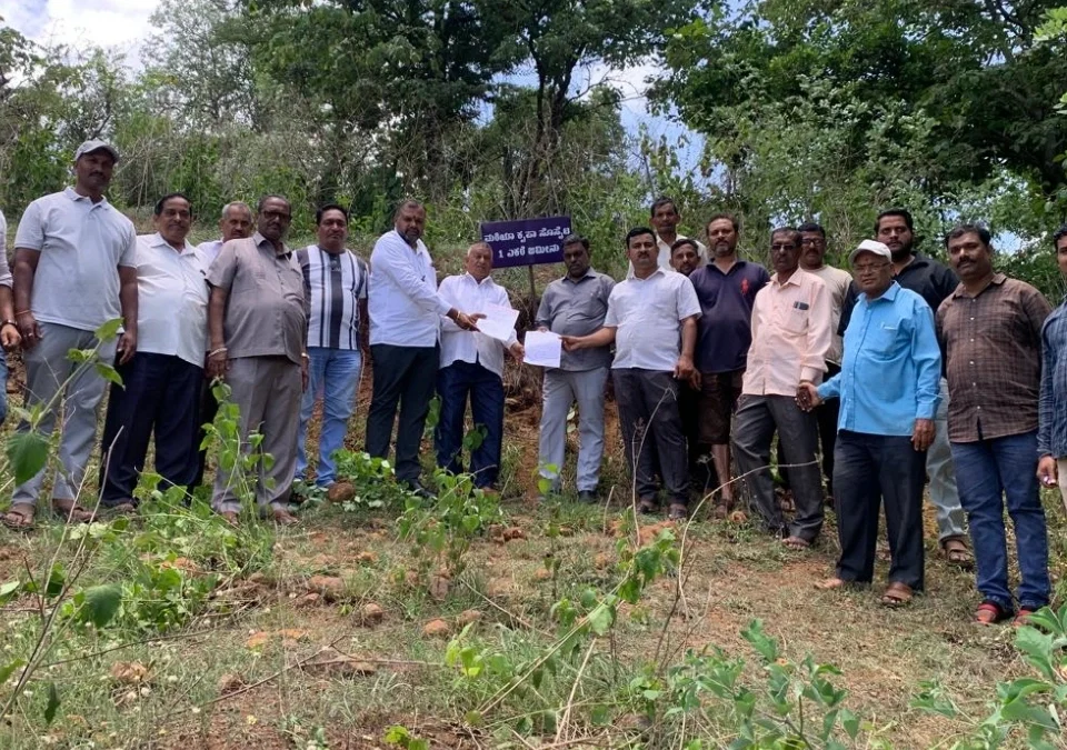 mannur gavchi jamin khrischan samajala denyas gramasthancha virodh