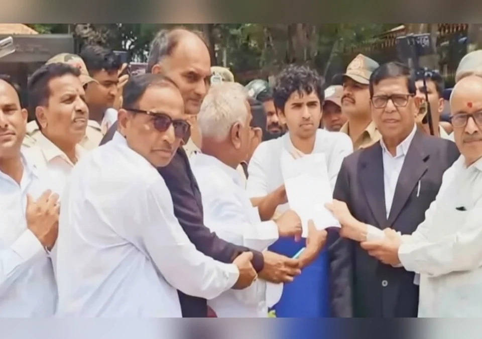 marathi bhashikanna bhashik alpsankhyakanche adhikar dya