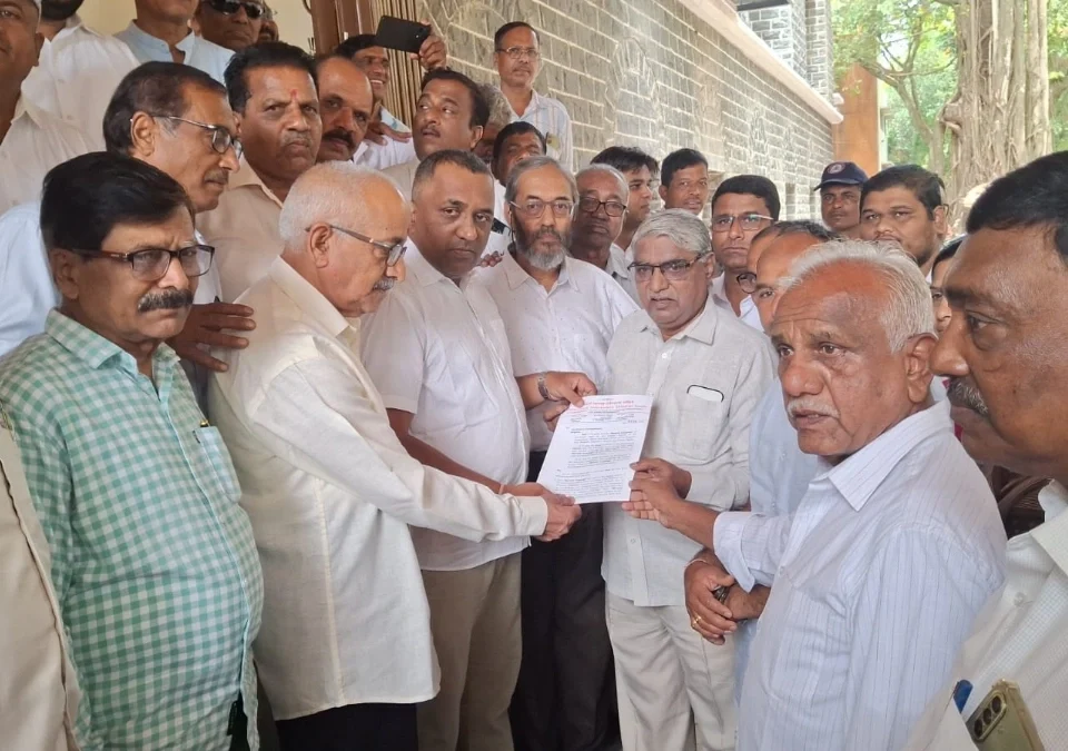 namaphalakanvaril bhasha vaparababat maharashtra ekikaran samitikadun ultimatum !
