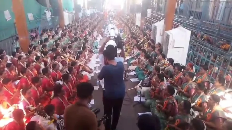 pandharpurchya shri vitthal rukmini mandirat belgaavchya 475 mahilancha harinamacha gajar