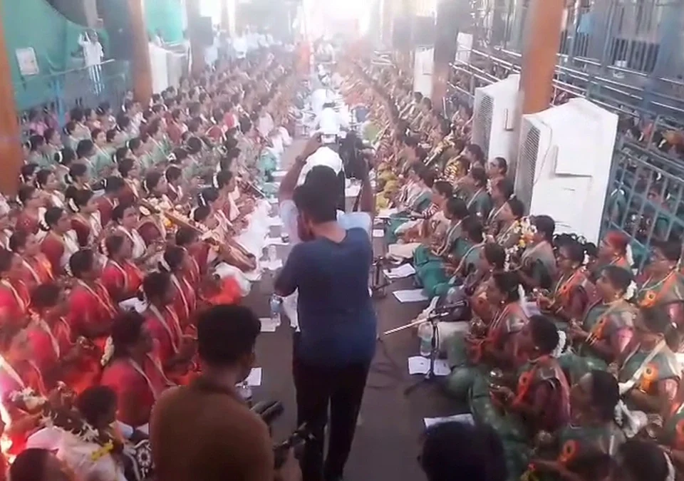 pandharpurchya shri vitthal rukmini mandirat belgaavchya 475 mahilancha harinamacha gajar