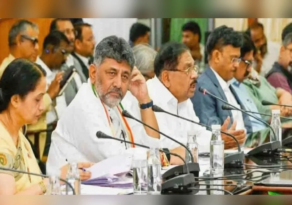 prashasakiy yantranela gati dya ; pralambit kame 25 divasant purn kara !