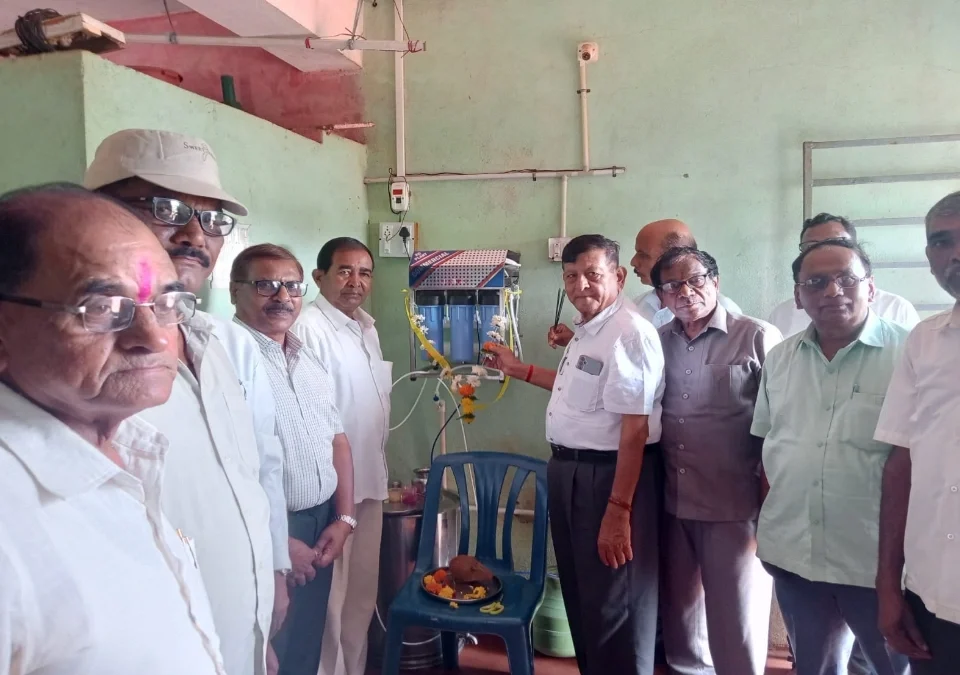 rashtrapita mahatma gandhi samajik sanstha kawalewaditarfe bijgarni highschoolla water filterchi bhet