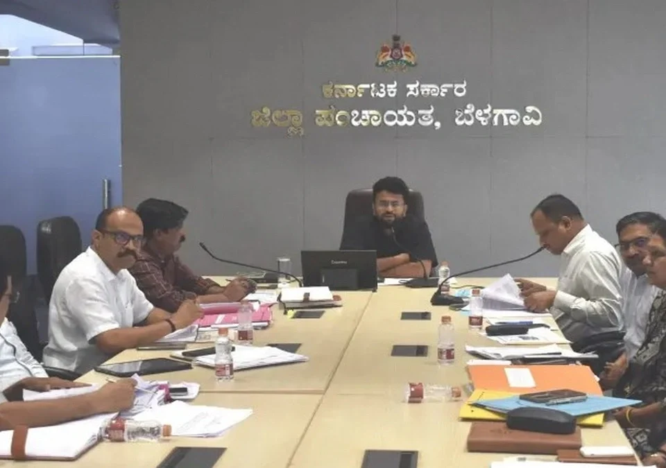 shala, anganwadya aani vasatigruhala niyamit bheti dya