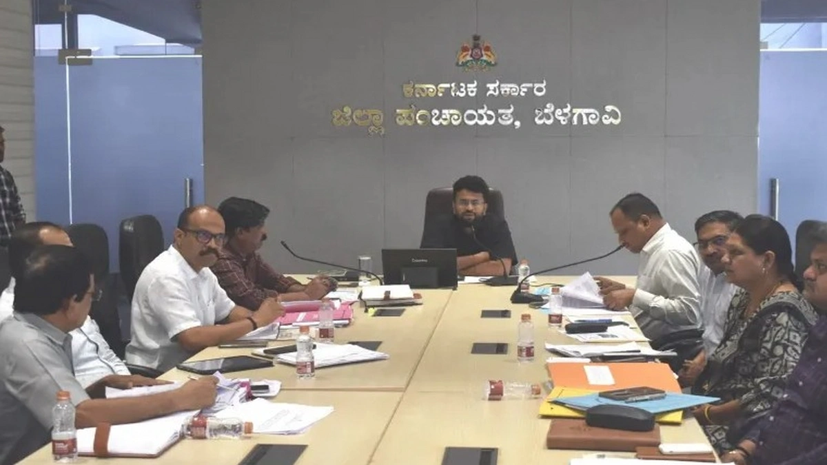 shala, anganwadya aani vasatigruhala niyamit bheti dya
