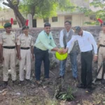 shivanand mahavidyalayat jagatik paryavaran dinanimit swacchata janjagruti pheri aani vruksharopan