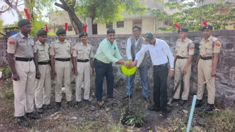 shivanand mahavidyalayat jagatik paryavaran dinanimit swacchata janjagruti pheri aani vruksharopan