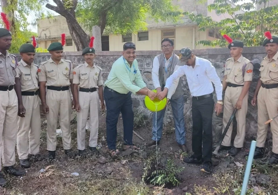 shivanand mahavidyalayat jagatik paryavaran dinanimit swacchata janjagruti pheri aani vruksharopan