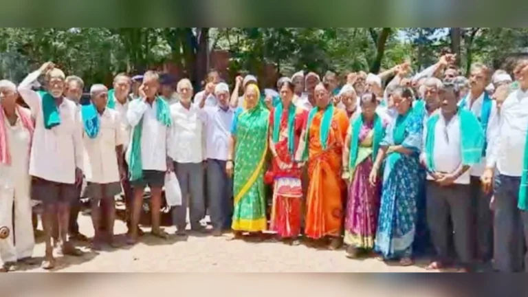 utara samasyavarun shetkaryanche jilhadhikari karyalayasamor andolan