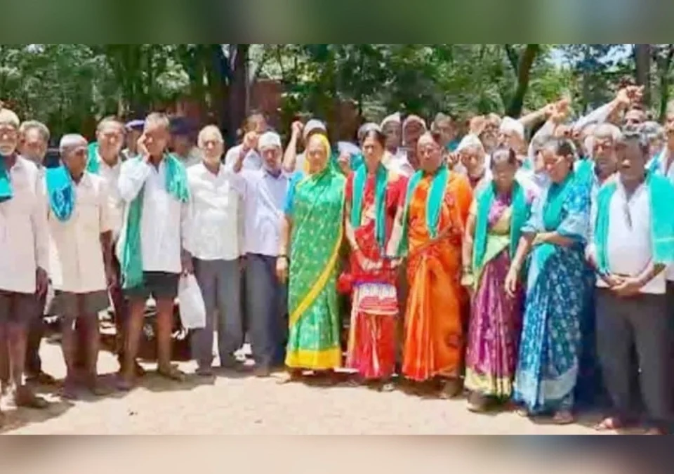 utara samasyavarun shetkaryanche jilhadhikari karyalayasamor andolan