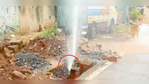 yediyurappa margavaril jalvahinila galti ; hajaro liter pani rastyavar