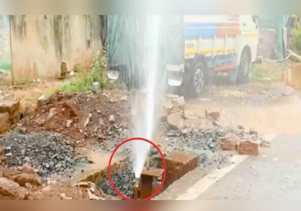 yediyurappa margavaril jalvahinila galti ; hajaro liter pani rastyavar
