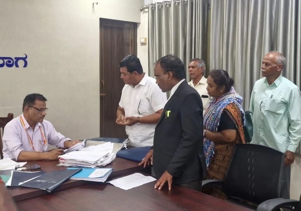 yellur hanmantagound nagarmadhye bus thambyachi magni