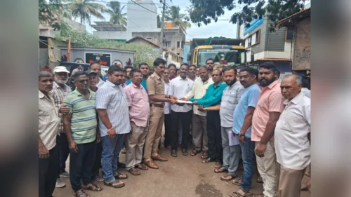 yellur maharashtra ekikaran samiticha avajad vahatukivirodhat rasta roko