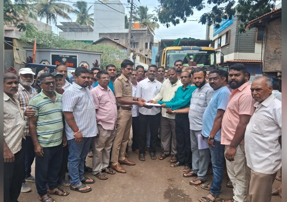 yellur maharashtra ekikaran samiticha avajad vahatukivirodhat rasta roko