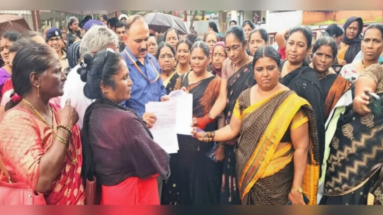 anganwadi karmacharyancha belgaavat bhavya morcha