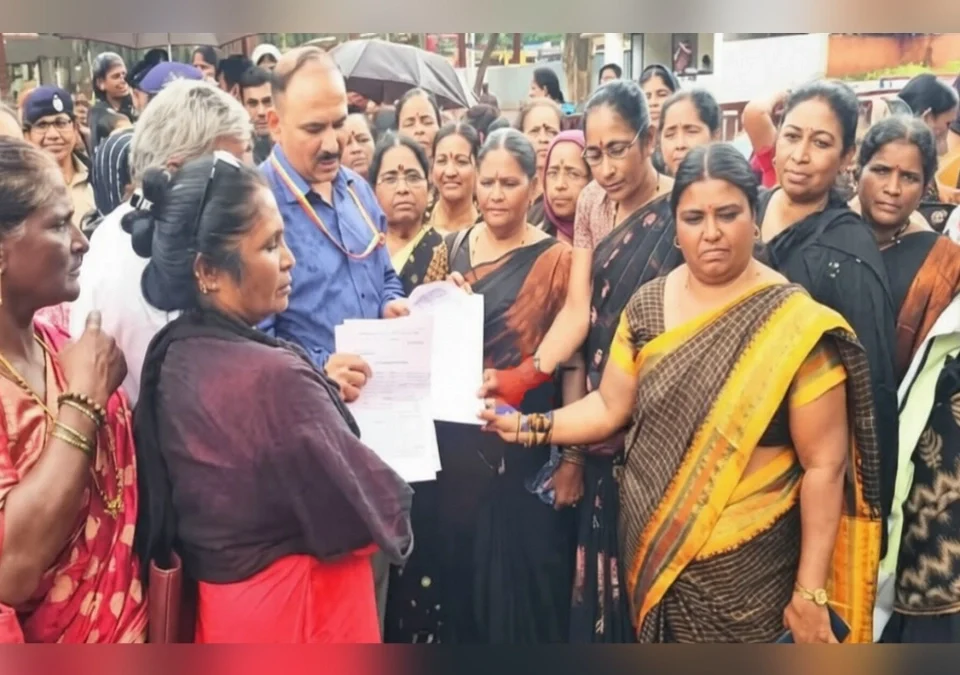 anganwadi karmacharyancha belgaavat bhavya morcha